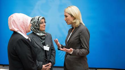 reInput aus der Einwanderungsgesellschaft: Die damalige Familienministerin Manuela Schwesig (rechts) im Gespräch mit der Generalsekretärin des Zentralrats der Muslime, Nurhan Soykan (Mitte) und Erika Theißen vom Aktionsbündnis muslimischer Frauen. Auch die beiden muslimischen Verbände sind vielfach in Sozialarbeit engagiert. 