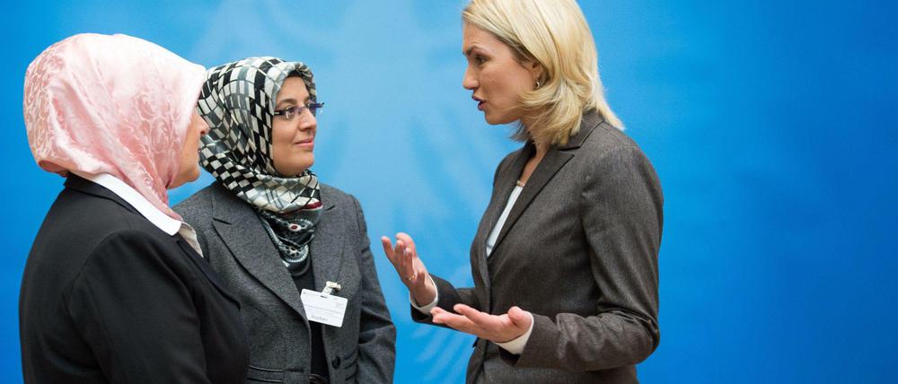 reInput aus der Einwanderungsgesellschaft: Die damalige Familienministerin Manuela Schwesig (rechts) im Gespräch mit der Generalsekretärin des Zentralrats der Muslime, Nurhan Soykan (Mitte) und Erika Theißen vom Aktionsbündnis muslimischer Frauen. Auch die beiden muslimischen Verbände sind vielfach in Sozialarbeit engagiert. 