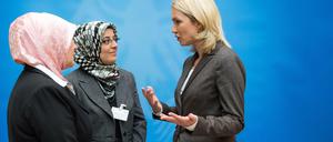 reInput aus der Einwanderungsgesellschaft: Die damalige Familienministerin Manuela Schwesig (rechts) im Gespräch mit der Generalsekretärin des Zentralrats der Muslime, Nurhan Soykan (Mitte) und Erika Theißen vom Aktionsbündnis muslimischer Frauen. Auch die beiden muslimischen Verbände sind vielfach in Sozialarbeit engagiert. 