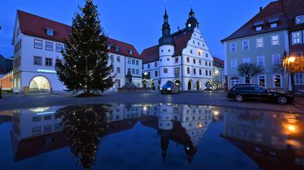 Gedämpfte Stimmung. Ein Polizeifahrzeug steht am Abend auf dem Marktplatz von Hildburghausen.