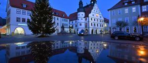 Gedämpfte Stimmung. Ein Polizeifahrzeug steht am Abend auf dem Marktplatz von Hildburghausen.