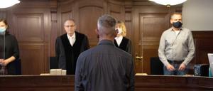 Die Anklage wirft dem 53-jährigen Beamten fahrlässige Tötung vor.
