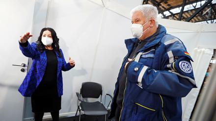 Berlins Gesundheitssenatorin Dilek Kalayci (SPD) and Koordinator Albrecht Broemme erläutern die Abläufe im Impfzentrum.