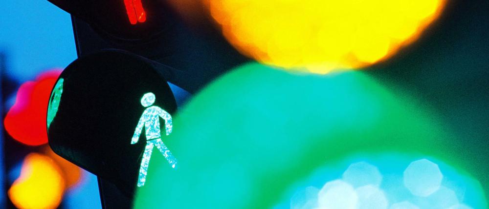 Grünes Licht für Fußgänger? Rotes und grünes Ampelmännchen leuchten zugleich an einer Fußgängerampel.