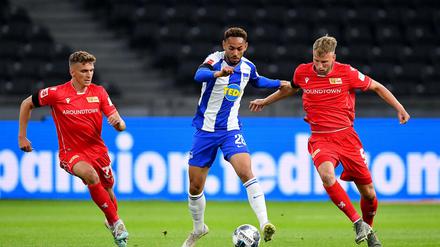 Selber Ort, selbe traurige Kulisse. Hertha (Mitte Matheus Cunha) und Union (rechts Marvin Friedrich, links Grischa Prömel) treffen im leeren Olympiastadion aufeinander. 