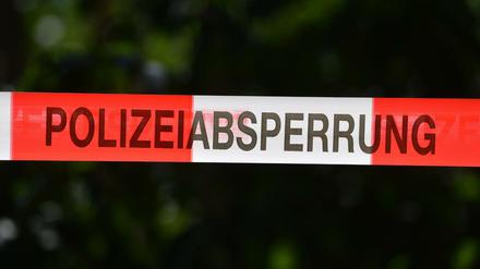 Absperrband der Polizei sichert einen Tatort. (Archivbild)