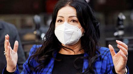 Will Tatkraft zeigen: Gesundheitssenatorin Dilek Kalayci bei der Besichtigung eines zukünftigen Impfzentrums in Berlin. 