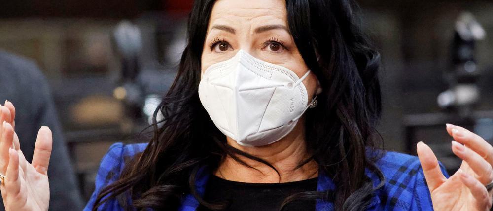 Will Tatkraft zeigen: Gesundheitssenatorin Dilek Kalayci bei der Besichtigung eines zukünftigen Impfzentrums in Berlin.