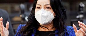Will Tatkraft zeigen: Gesundheitssenatorin Dilek Kalayci bei der Besichtigung eines zukünftigen Impfzentrums in Berlin. 