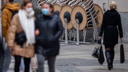 Zu den verschärften Corona-Maßnahmen gehört auch eine erweiterte Maskenpflicht, unter anderem vor Geschäften.