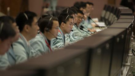 Vom "Beijing Aerospace Control Center (BACC)" aus wird die Mission der Chang'e 5-Raumsonde, die Gesteinsproben vom Mond zur Erde bringen soll, gesteuert. Heute gelang die Landung eines Moduls auf dem Erdtrabanten.