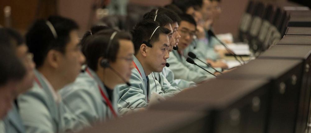 Vom "Beijing Aerospace Control Center (BACC)" aus wird die Mission der Chang'e 5-Raumsonde, die Gesteinsproben vom Mond zur Erde bringen soll, gesteuert. Heute gelang die Landung eines Moduls auf dem Erdtrabanten.