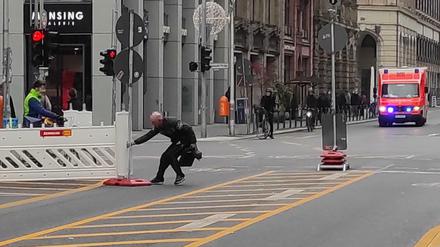 Ein Mann blockierte am Dienstag die Friedrichstraße trotz Rettungswagen.