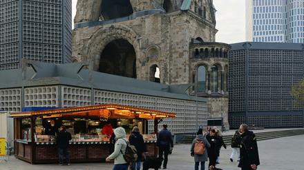 Auch am Breitscheidplatz gibt es dieses Jahr Glühwein – allerdings nicht zum Verweilen.