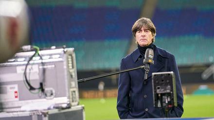 Joachim Löw bleibt lieber auf Distanz.