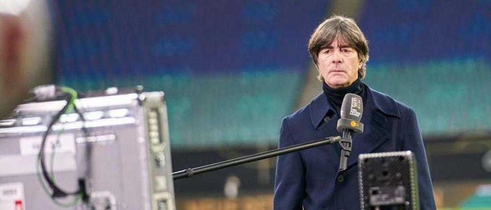 Joachim Löw bleibt lieber auf Distanz.