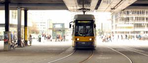 Am Alex hält die Straßenbahn direkt am Bahnhof. Am Ostkreuz nicht. 