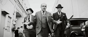Hollywoods Allmächtige: Drehbuchautor Herman Mankiewicz (Gary Oldman), Studioboss Louis B. Mayer (Arliss Howard) und Regisseur Joe Mankiewicz (Tom Pelphrey, v. li.)