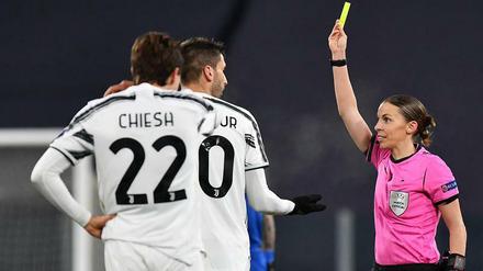 Wenn es sein musste, auch mal resolut: Stéphanie Frappart im Spiel von Juve gegen Ferencvaros.