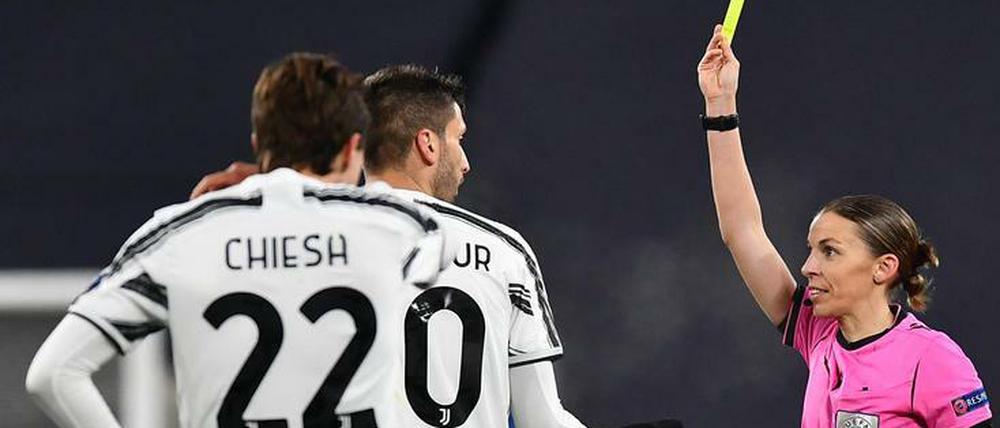 Wenn es sein musste, auch mal resolut: Stéphanie Frappart im Spiel von Juve gegen Ferencvaros.
