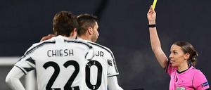 Wenn es sein musste, auch mal resolut: Stéphanie Frappart im Spiel von Juve gegen Ferencvaros.