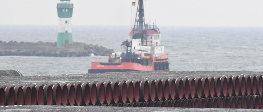 Rohre für die Ostsee-Gaspipeline Nord Stream 2 werden auf dem Gelände des Hafens Mukran bei Sassnitz gelagert. +
