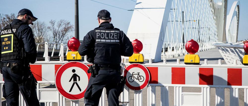 Ein Zaun auf einer Brücke, das ist der symbolische Super-Gau.