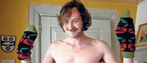 Überraschung! Kinderpsychologe Gösta (Vilhelm Blomgren) sorgt meistens für gute Laune. Der Zuschauer selbst wird stets vor die Herausforderung gestellt, ob er wie Gösta handeln würde – und möchte.