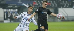 Nah beieinander. Zwischen Mönchengladbach und Inter entwickelte sich ein spannendes Fußballspiel.