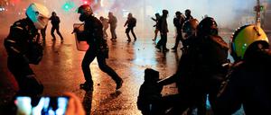 Polizisten nehmen während der Ausschreitungen am Samstag in Paris einen Demonstranten fest.