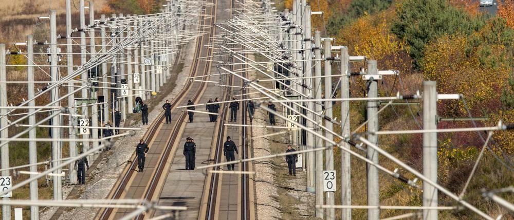 Polizisten im Oktober 2018 auf der ICE-Strecke zwischen Nürnberg und München