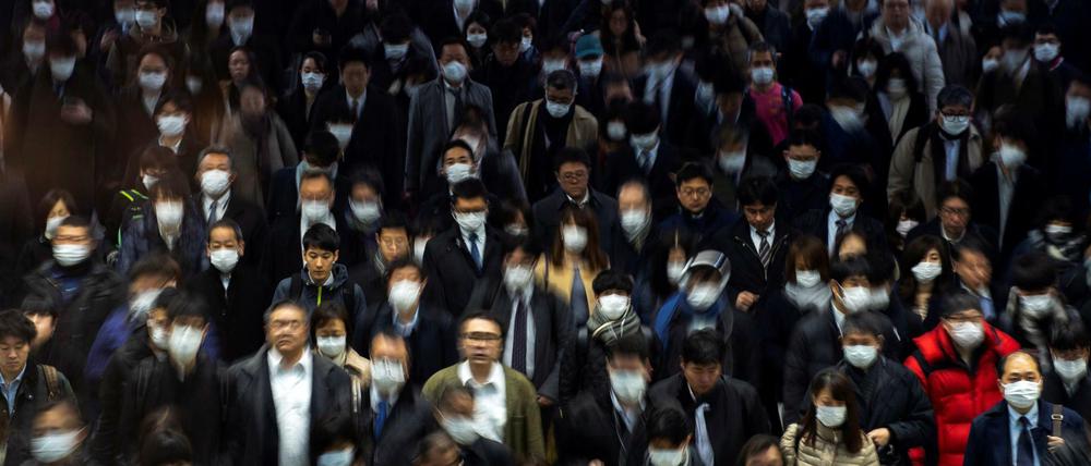 Maskenmeer: Pendler am Bahnhof Shinagawa in Tokio Anfang März.