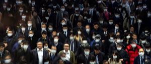 Maskenmeer: Pendler am Bahnhof Shinagawa in Tokio Anfang März.