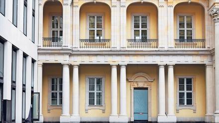 Ein Mix aus Alt und Neu. Franco Stellas rationale, gerade Front (links) stößt im Innenhof auf die rekonstruierte Schlossfassade.