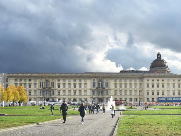 Wegen Corona kann das Humboldt Forum vorerst nur von außen besichtigt werden, der große Akt am 17. Dezember muss ausfallen.