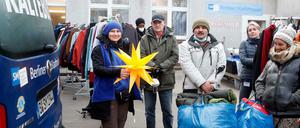 Barbara Breuer (blaue Weste) mit Simon Evans, Hanna Gindina und Gästen vorm Zentrum in der Lehrter Straße.