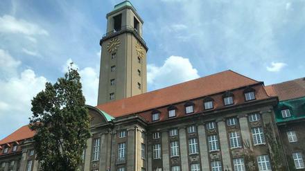 Das Zentrum im Berlin Westen: das Rathaus von Spandau neben dem ICE-Bahnhof.