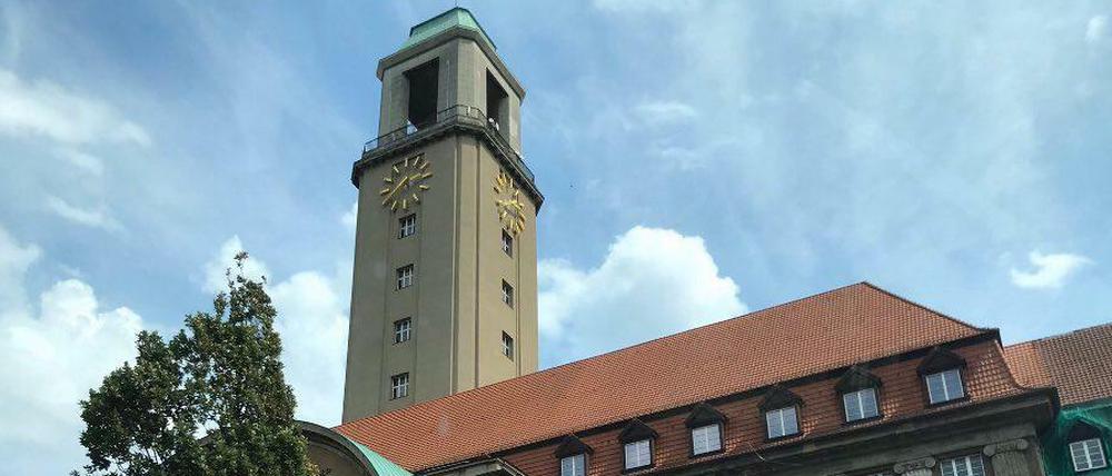 Das Zentrum im Berlin Westen: das Rathaus von Spandau neben dem ICE-Bahnhof.