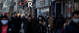 Menschen laufen am verkaufsoffenen Sonntag am 2. Advent die Tauentzienstraße entlang. 