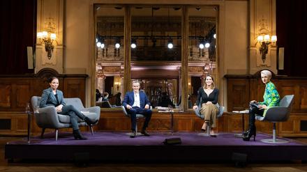 Die Moderatorin Thea Dorn (l-r), der Schauspieler Ulrich Matthes, die Tennisspielerin und Autorin Andrea Petkovic und die österreichische Kabarettistin Lisa Eckhart bei der Aufzeichnung des Literarischen Quartetts am 3. Dezember im Berliner Ensemble