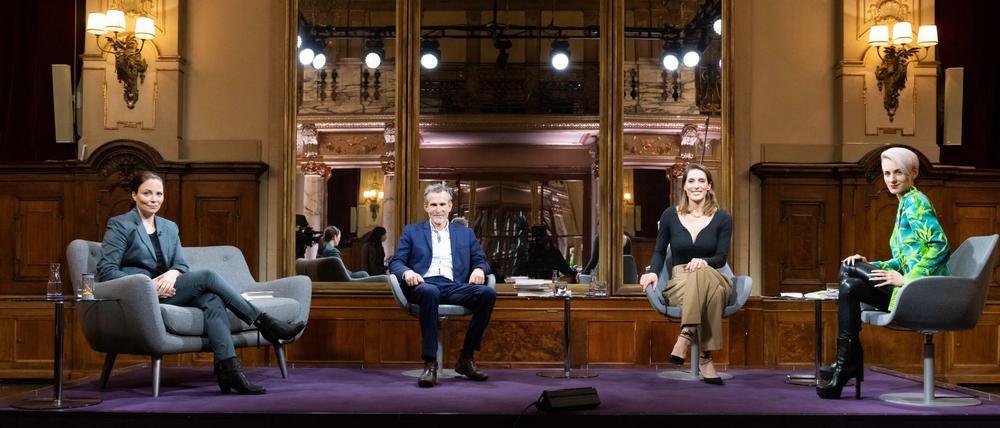 Die Moderatorin Thea Dorn (l-r), der Schauspieler Ulrich Matthes, die Tennisspielerin und Autorin Andrea Petkovic und die österreichische Kabarettistin Lisa Eckhart bei der Aufzeichnung des Literarischen Quartetts am 3. Dezember im Berliner Ensemble