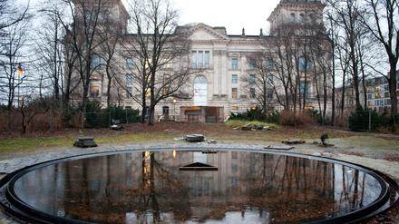 Fast wäre das Mahnmal für die in der NS-Zeit ermordeten Sinti und Roma gegenüber vom Reichstag wieder zur Baustelle geworden wie vor acht Jahren beim Aufbau. 