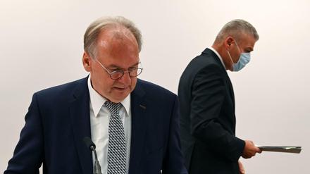 Reiner Haseloff (CDU, links), Ministerpräsident von Sachsen-Anhalt, und Holger Stahlknecht (CDU), sein Ex-Innenminister (Archivbild) 