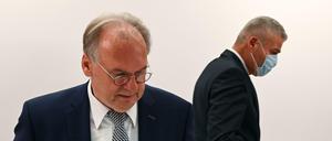 Reiner Haseloff (CDU, links), Ministerpräsident von Sachsen-Anhalt, und Holger Stahlknecht (CDU), sein Ex-Innenminister (Archivbild) 