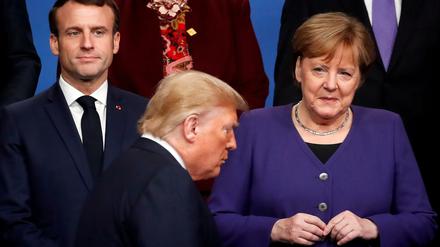 Die Nato ist "obsolet" (Donald Trump) und "hirntot" (Emmanuel Macron), wird aber aus Sicht der deutschen Regierung weiter gebraucht. Macron, Trump und Angela Merkel beim Nato-Gipfel in Watford 2019.