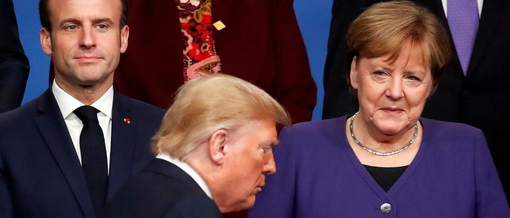 Die Nato ist "obsolet" (Donald Trump) und "hirntot" (Emmanuel Macron), wird aber aus Sicht der deutschen Regierung weiter gebraucht. Macron, Trump und Angela Merkel beim Nato-Gipfel in Watford 2019.