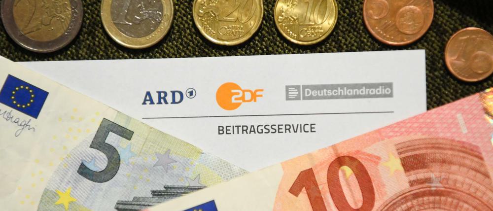 Der Rundfunkbeitrag, den Haushalte in Deutschland zahlen, soll zum 1. Januar 2021 von monatlich 17,50 Euro auf 18,36 Euro steigen. 