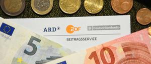 Der Rundfunkbeitrag, den Haushalte in Deutschland zahlen, soll zum 1. Januar 2021 von monatlich 17,50 Euro auf 18,36 Euro steigen. 