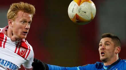 Alte Größe gegen neue Größe. Hoffenheims Andrej Kramaric (r) und Belgrads Radovan Pankov kämpfen um den Ball. 