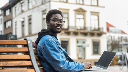 Der 23-jährige Dossou musste deshalb auf sehr alte Texte zurückgreifen, um seine Übersetzungssoftware zu füttern.